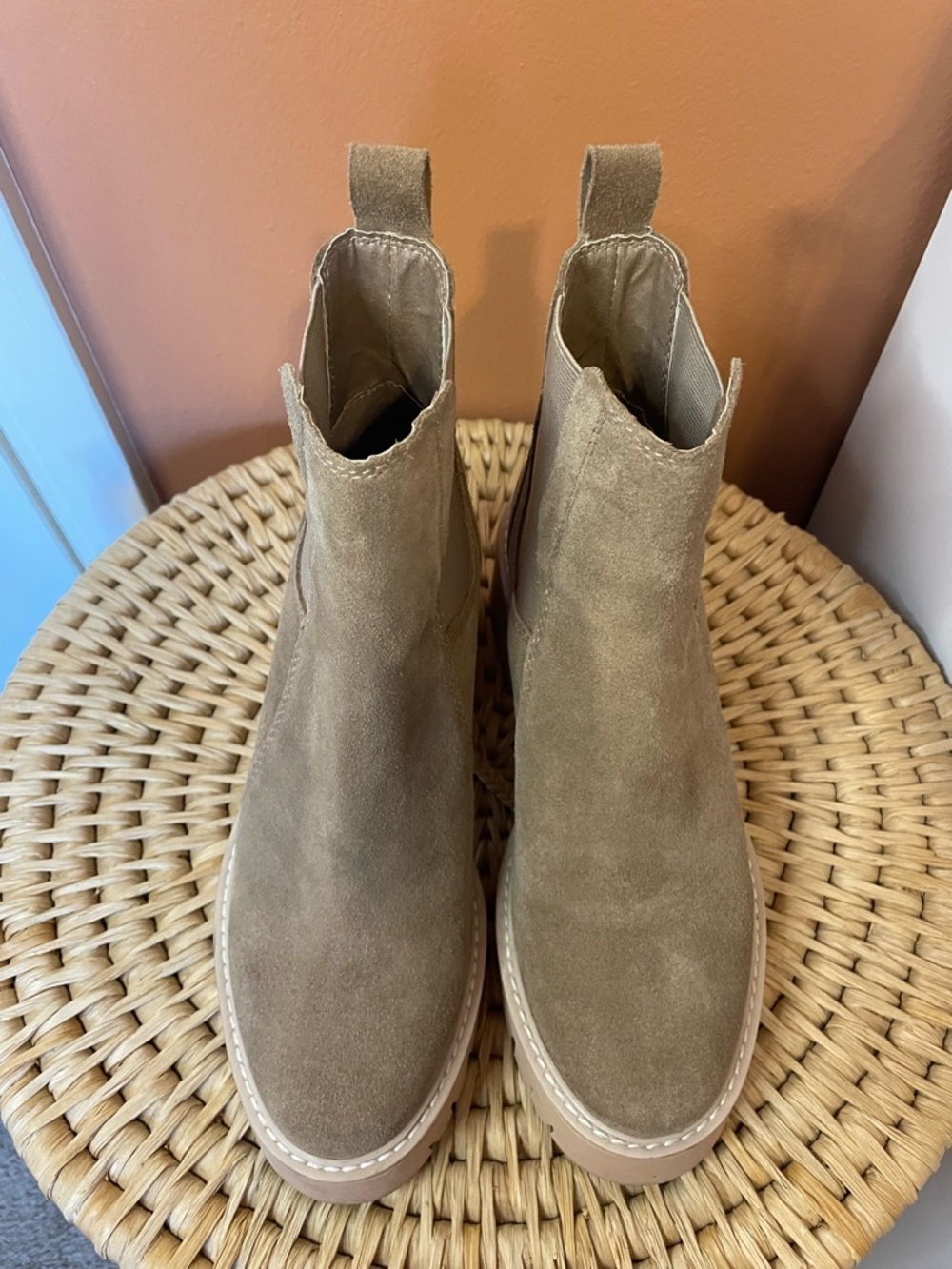 Dolce Vita Halina Chelsea Boots in Taupe Suede Women’s Size 6 - Picture 3 of 10
